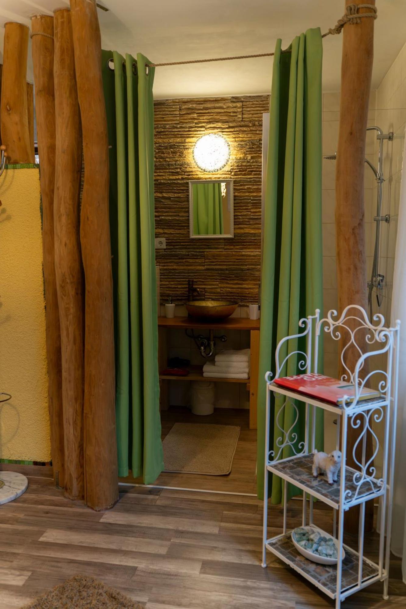 Marburg Apartment Pfiffige Luisa In Ruhiger Waldrandlage Mit Balkon Und Wintergarten Екстериор снимка